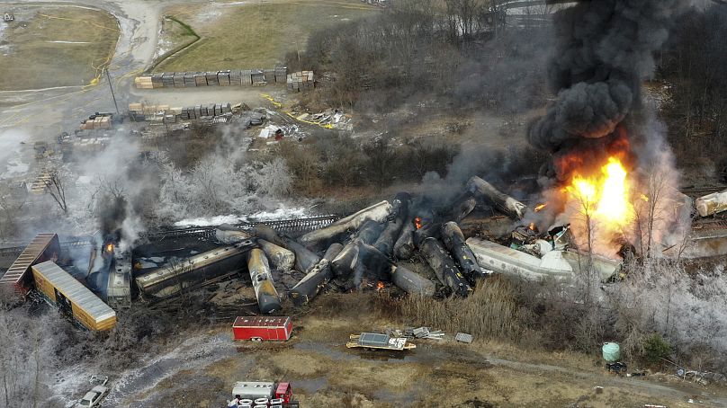 Cette photo prise avec un drone montre des parties d'un train de marchandises Norfolk and Southern qui a déraillé la nuit précédente à East Palestine, Ohio, le 4 février 2023.