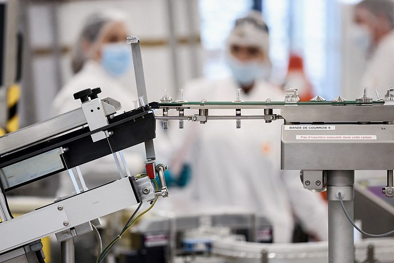 Les employés de GSL travaillent à l'usine de la société pharmaceutique britannique GlaxoSmithKline (GSK) à Wavre le 8 février 2021, où sera produit le vaccin Covid-19 CureVac.