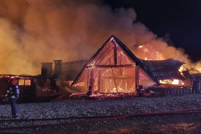 Sur cette photo publiée par les services d'urgence roumains de Prahova (ISU Prahova), une maison d'hôtes est en flammes, à Tohani, en Roumanie, le mardi 26 décembre 2023.