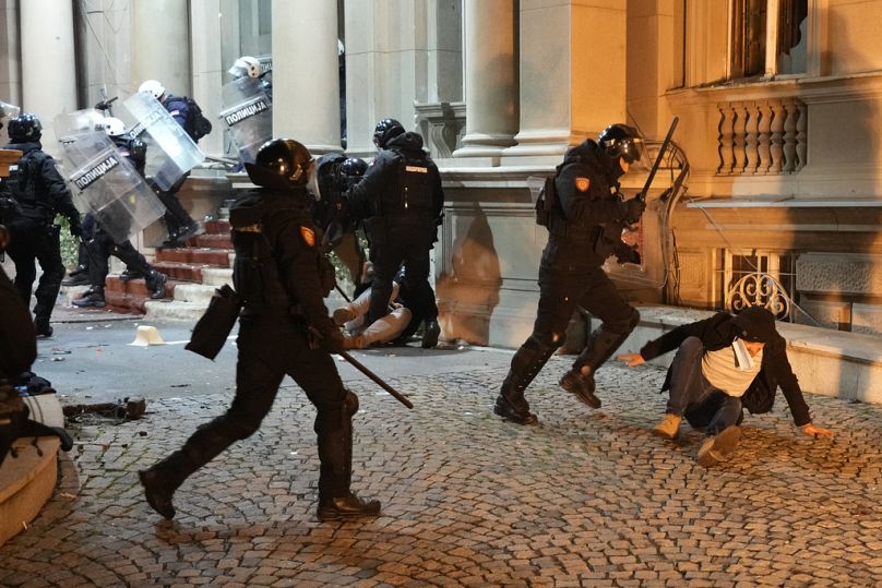 Des manifestants affrontent la police anti-émeute à Belgrade, en Serbie, le dimanche 24 décembre 2023.