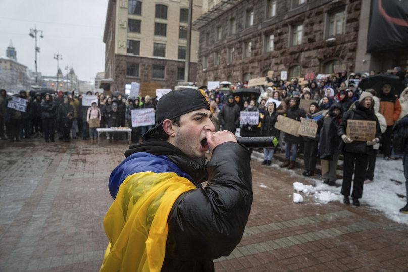 Un militant crie avec un microphone lors d'une manifestation devant le conseil municipal de Kiev