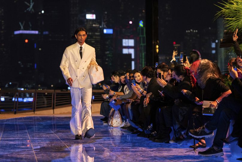 Un mannequin porte une création conçue par Pharrell Williams pour Louis Vuitton lors du défilé de mode pour hommes pré-automne 2024 présenté à Hong Kong, le jeudi 30 novembre 2023.