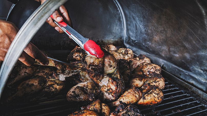 Quelqu'un qui prépare du poulet jerk