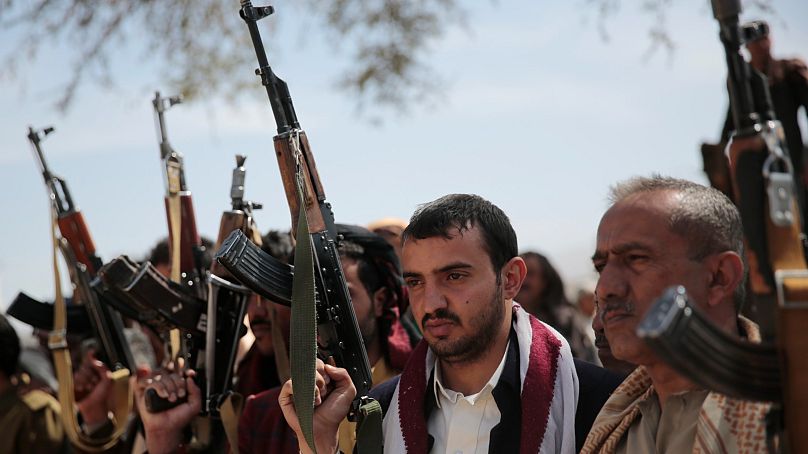 Guerrieri Houthi aux funérailles d'un loro compagno à Sana'a, Yémen, 24 novembre 2021