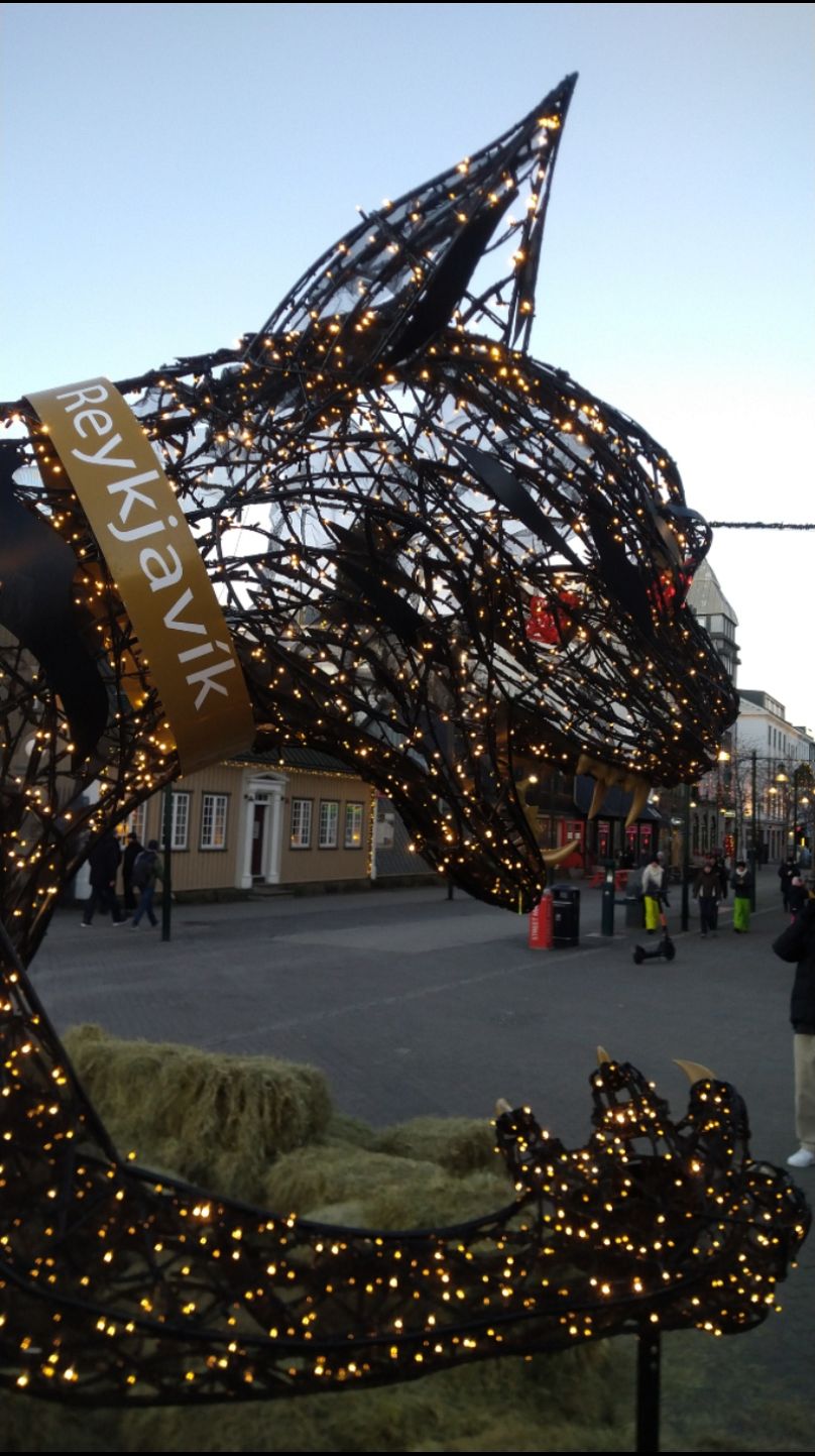 La statue du Jólakötturinn au centre-ville de Reykjavík