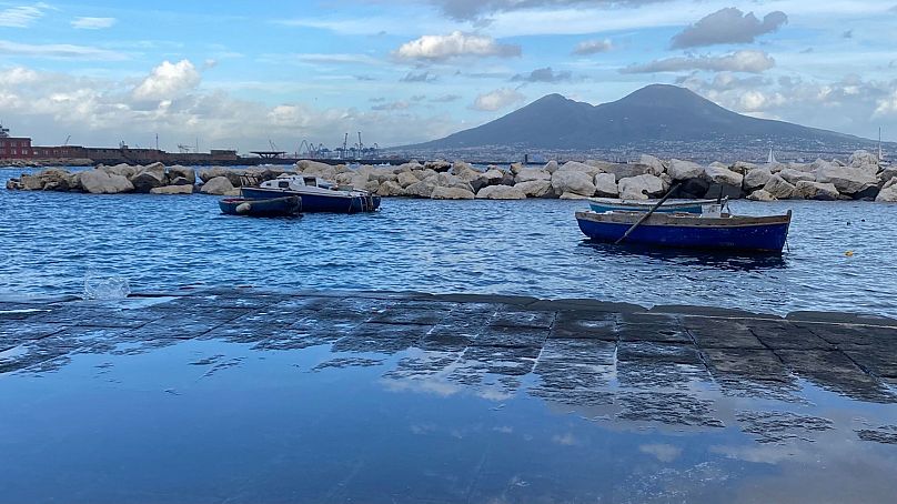 Une vue de Naples et du Vésuve, 17 décembre 2023.