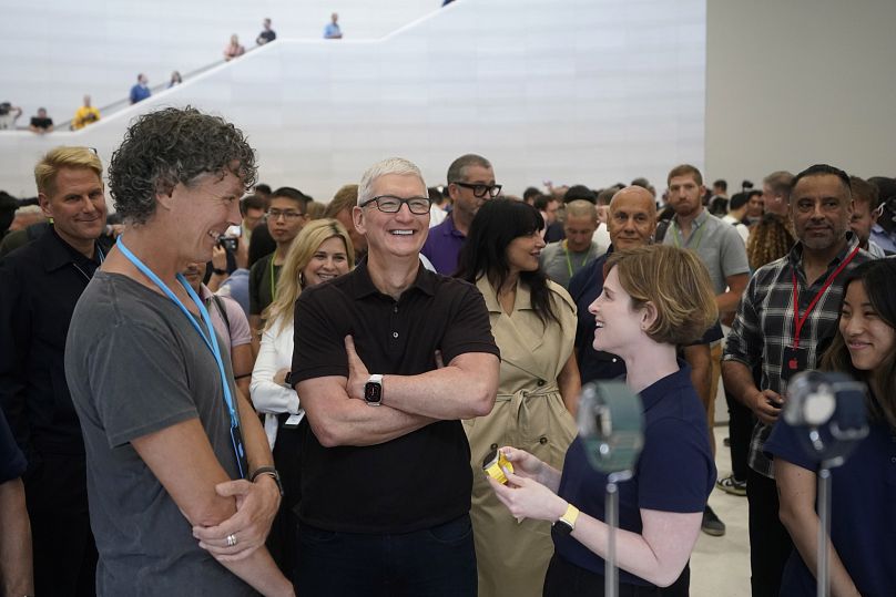 Le PDG d'Apple, Tim Cook, présente les nouveaux modèles de montres Apple lors d'un événement en 2022.