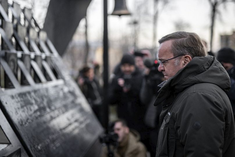 Le ministre allemand de la Défense, Boris Pistorius, rend hommage à un mémorial dédié aux personnes décédées lors d'affrontements avec les forces de sécurité sur la Place de l'Indépendance à Kiev, en Ukraine.