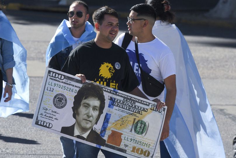 Les partisans du nouveau président argentin Javier Milei se rassemblent devant le Congrès avant sa cérémonie d'investiture à Buenos Aires, le 10 décembre 2023.