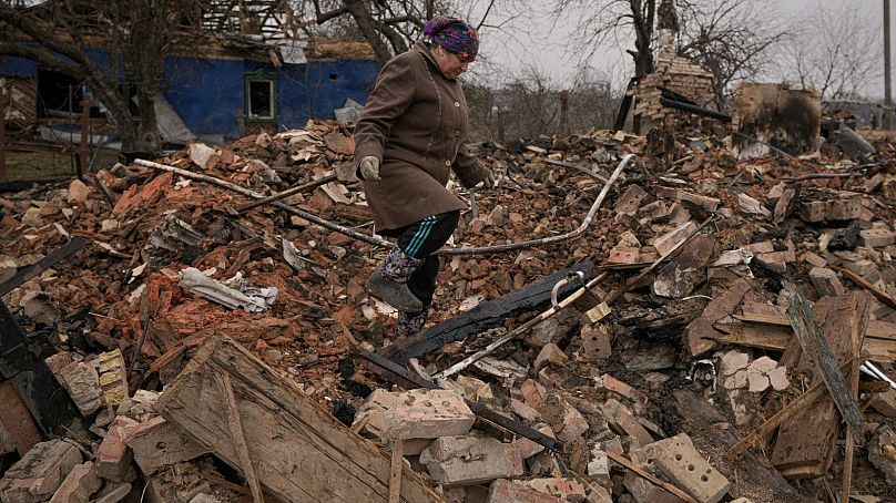 Décombres détruits lors des combats entre forces russes et ukrainiennes dans le village de Yasnohorodka, à la périphérie de Kiev, en Ukraine.