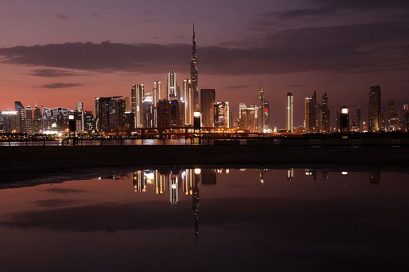 Une photo montre une vue générale de l'horizon de Dubaï, y compris le Burj Khalifa, le plus haut bâtiment du monde, le 24 novembre 2023. Karim SAHIB / AFP