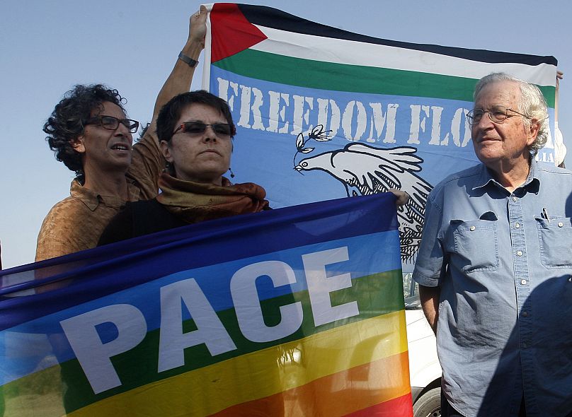 Noam Chomsky, à droite, lors d'une conférence de presse pour soutenir la flottille à destination de Gaza dans le port de la ville de Gaza, le samedi 20 octobre 2012.