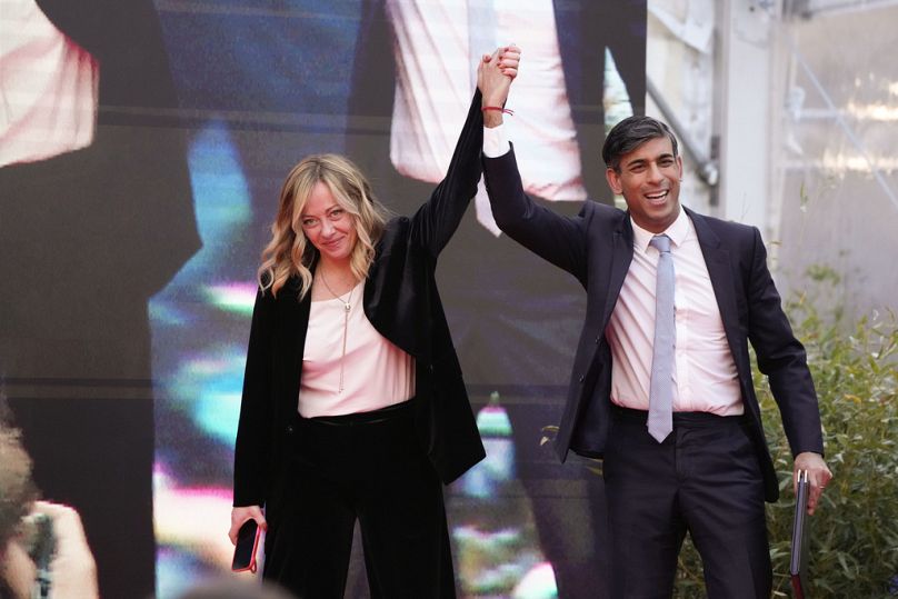 Le Premier ministre italien Giorgia Meloni, à gauche, et le Premier ministre britannique Rishi Sunak applaudissent en quittant le festival politique annuel Atreju