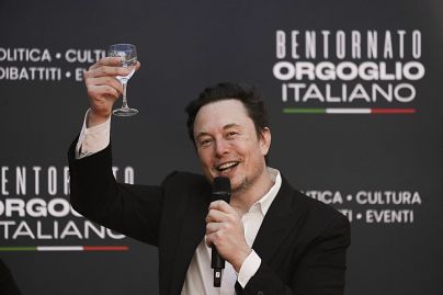 Le PDG de SpaceX, Elon Musk, applaudit lors de son discours lors du festival politique annuel d'Atreju, organisé par le parti des Frères d'Italie de Giorgia Meloni, le samedi 16 décembre 2023.