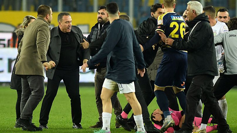 L'arbitre Halil Umut Meler est vu allongé sur le sol après avoir été frappé par le président du MKE Ankaragucu, Faruk Koca.