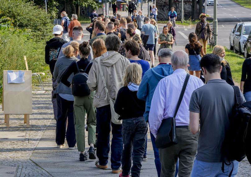 Des gens font la queue devant un bureau de vote dans le quartier Moabit de Berlin le jour du scrutin