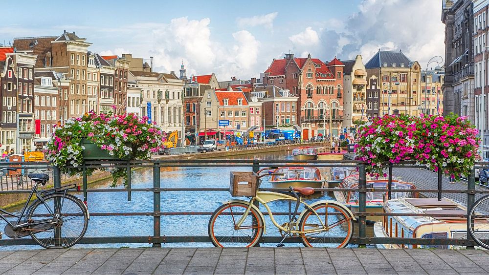 Vélos fleuris, éco-habitat et diversité : Amsterdam dresse une nouvelle vision de la ville pour les touristes