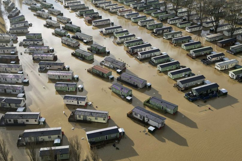 Les maisons de vacances de l'aquadrome Billing à Northampton sont entourées d'eau causée par la tempête Henk le mercredi 3 janvier 2024.