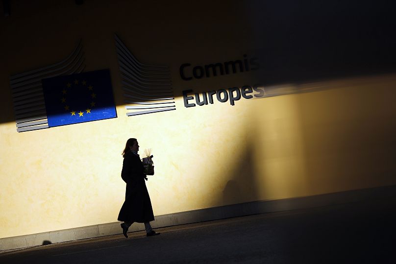 Une femme marche devant le siège de la Commission européenne à Bruxelles, novembre 2019