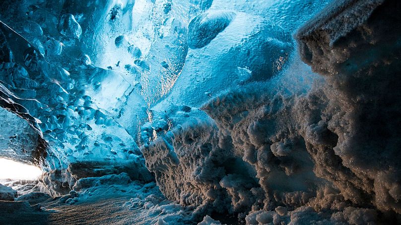 Une grotte de glace au parc national du Vatnajokull, en Islande.