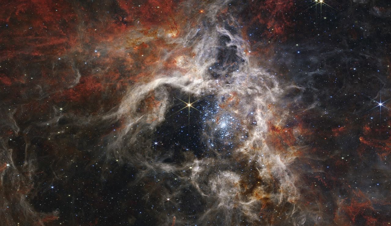 Cette image publiée par la NASA le 6 septembre 2022 montre la région de formation d'étoiles de la nébuleuse de la Tarentule, capturée par le télescope spatial James Webb.