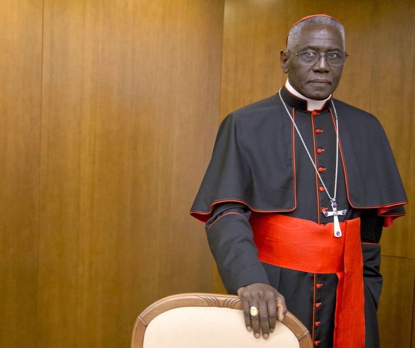 Le cardinal guinéen Robert Sarah, chef à la retraite du bureau de liturgie du Vatican, a dénoncé la déclaration connue sous le nom de Fiducia Supplicans, la qualifiant d'œuvre du diable.