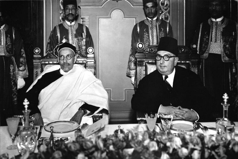 Le roi de Libye Idris El Senussi, à gauche, et le prince égyptien Abdel Moneim assistent à un dîner d'État au palais royal Abdin, au Caire, en décembre 1952.