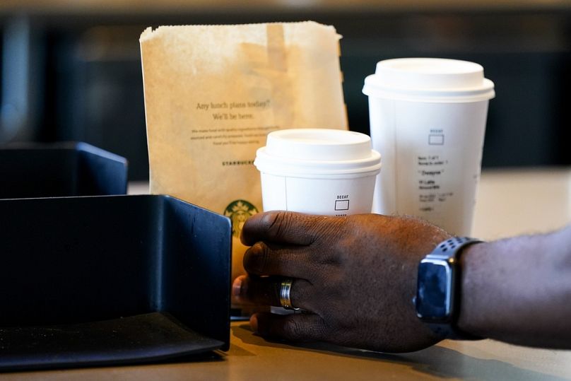 Un client récupère sa boisson chez Starbucks.