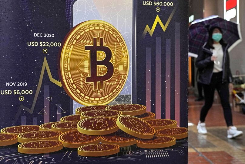 Une publicité pour la crypto-monnaie Bitcoin est affichée dans une rue de Hong Kong, février 2022