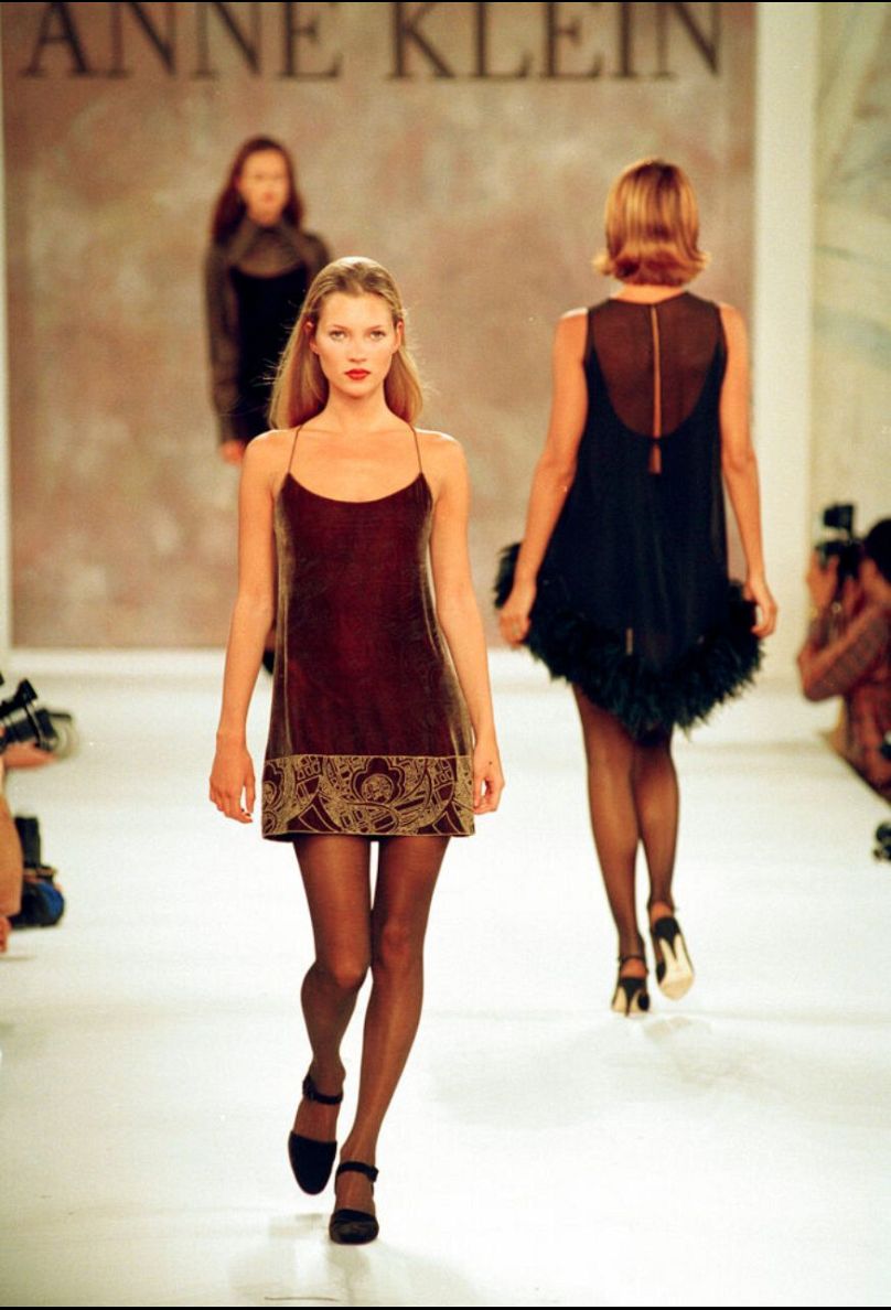 Kate Moss porte une robe nuisette en velours imprimé marron lors du défilé Anne Klein automne 1994 par Richard Tyler à New York, le 7 avril 1994.