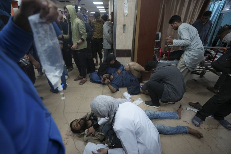 Des Palestiniens blessés lors des bombardements israéliens sur la bande de Gaza sont transportés à l'hôpital Al Aqsa de Deir al Balah, dans la bande de Gaza, le dimanche 7 janvier 2024.