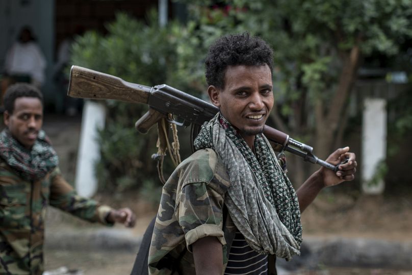 Des combattants fidèles au Front populaire de libération du Tigré (TPLF) marchent dans une rue de la ville de Hawzen, dans la région du Tigré, au nord de l'Éthiopie, en mai 2021.