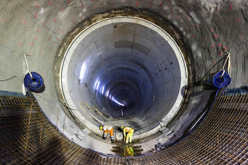 Deux artisans travaillent sur le chantier de construction d'un nouveau tunnel ferroviaire à Rastatt, août 2022