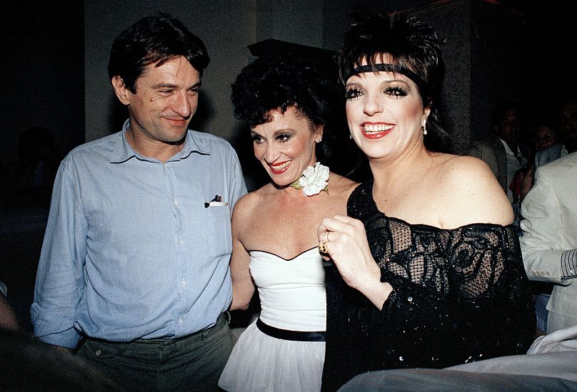 Liza Minnelli, à droite, est présentée avec Chita Rivera et l'acteur Robert De Niro, lors d'une soirée en l'honneur de Rivera pour avoir remporté le Tony Award de la meilleure actrice - 1984