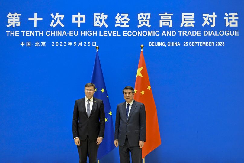 Le vice-Premier ministre chinois He Lifeng se tient aux côtés du vice-président exécutif de la Commission européenne Valdis Dombrovskis avant le 10e dialogue économique et commercial de haut niveau Chine-UE.