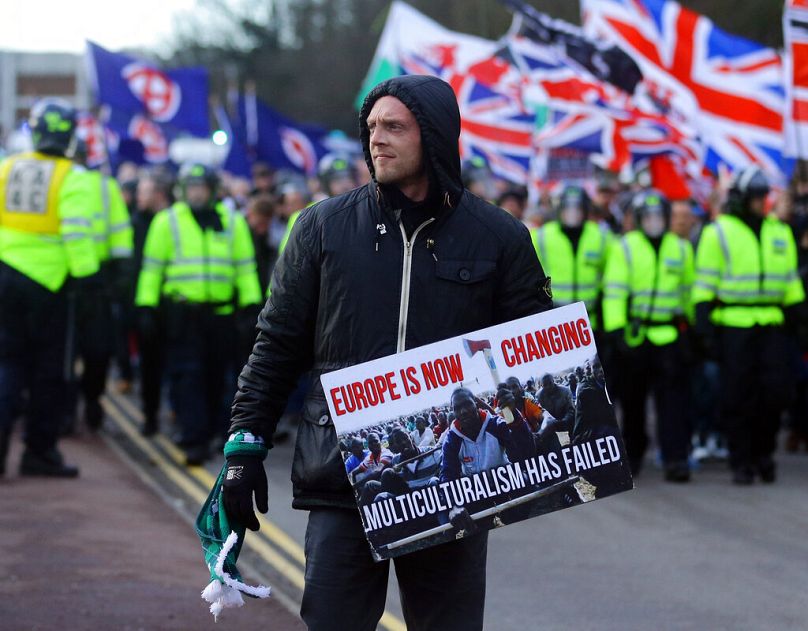 Des manifestants de droite défilent vers le port de Douvres alors qu'ils affrontent des manifestants antifascistes, janvier 2016.