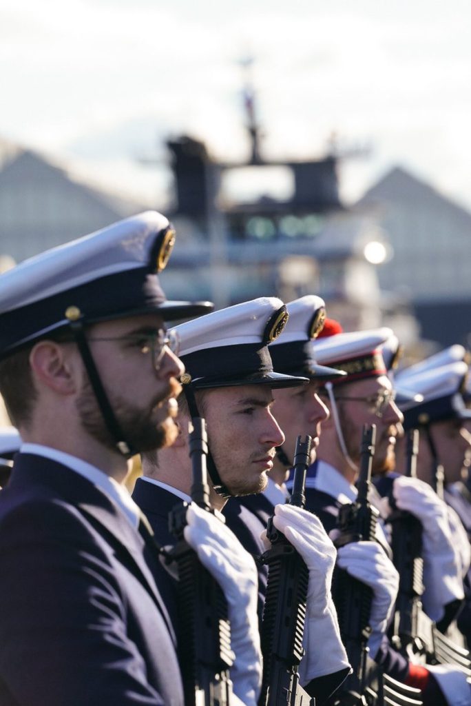 Soldats, marins, aviateurs, personnels civils de la défense, industriels :

Je suis là, avec vous à Cherbourg, pour saluer votre engagement et vous dire ma confiance.