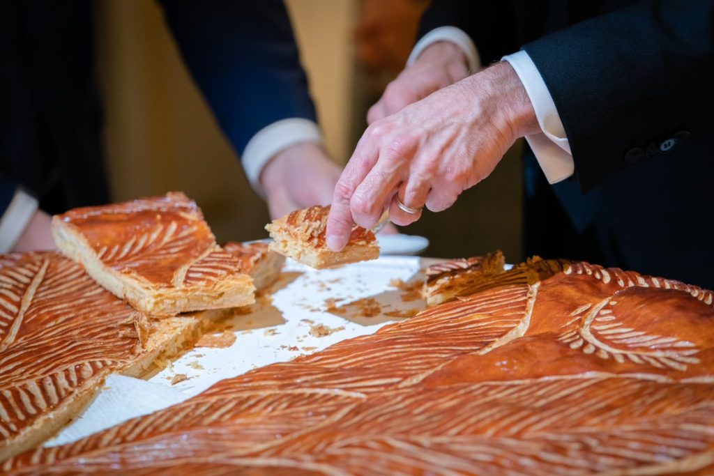 Boulangers, pâtissiers, artisans,
 
Vous êtes au cœur de nos territoires, de notre économie et de la transmission.
 
Nous continuerons de défendre notre souveraineté agricole et alimentaire, de soutenir votre activité, vos métiers et vos bons produits. Nous avons besoin de vous !