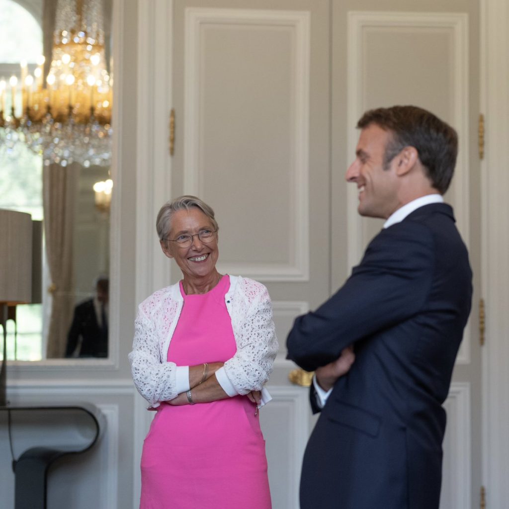 Madame la Première ministre, chère @Elisabeth_Borne, votre travail au service de notre Nation a été chaque jour exemplaire. Vous avez mis en œuvre notre projet avec le courage, l’engagement et la détermination des femmes d’État. De tout cœur, merci.