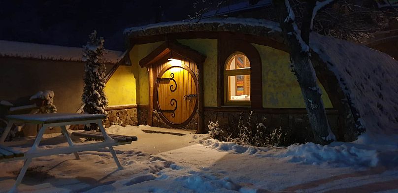 Chaque portail, porte, charnière et fenêtre a été spécialement conçu pour imiter le pays des petits gens de Tolkien.