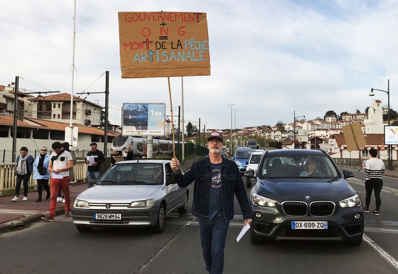 Les pêcheurs protestent avec une pancarte 