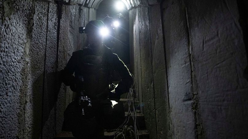 Des soldats israéliens montrent aux journalistes un tunnel souterrain où l'armée israélienne a déclaré avoir trouvé mercredi des preuves que des otages étaient détenus par des militants à Khan Younis.
