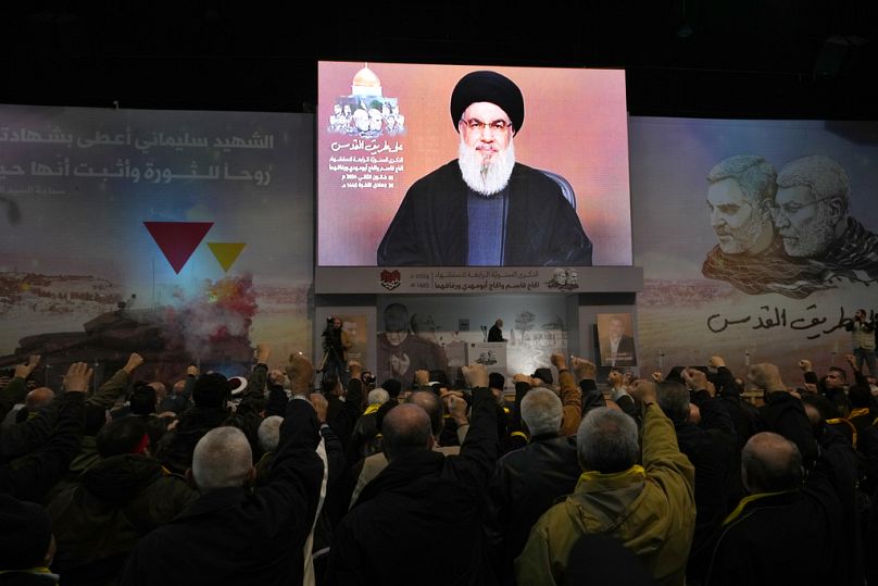 Des partisans du Hezbollah soutenu par l'Iran écoutent un discours du chef du Hezbollah, Sayyed Hassan Nasrallah, lors d'une cérémonie dans la banlieue de Beyrouth, le 3 janvier 2024.