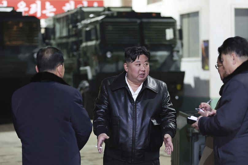 Le dirigeant nord-coréen Kim Jong Un, au centre, inspecte les usines de munitions en Corée du Nord les 8 et 9 janvier.