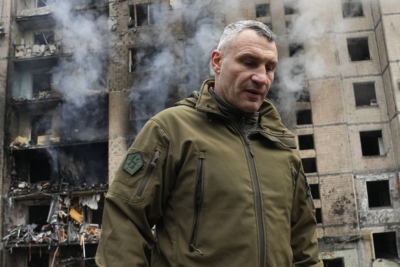 Le maire de Kiev, Vitali Klitschko, inspecte les dégâts alors que de la fumée s'échappe d'un immeuble détruit après une attaque russe à Kiev, en Ukraine, le mardi 2 janvier 2024.