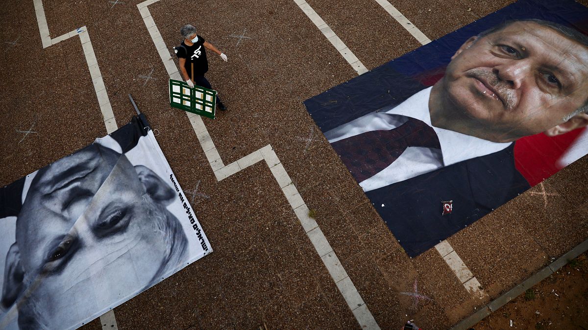 Pictures of Benjamin Netanyahu and Recep Tayyip Erdoğan at a protest in Tel Aviv.