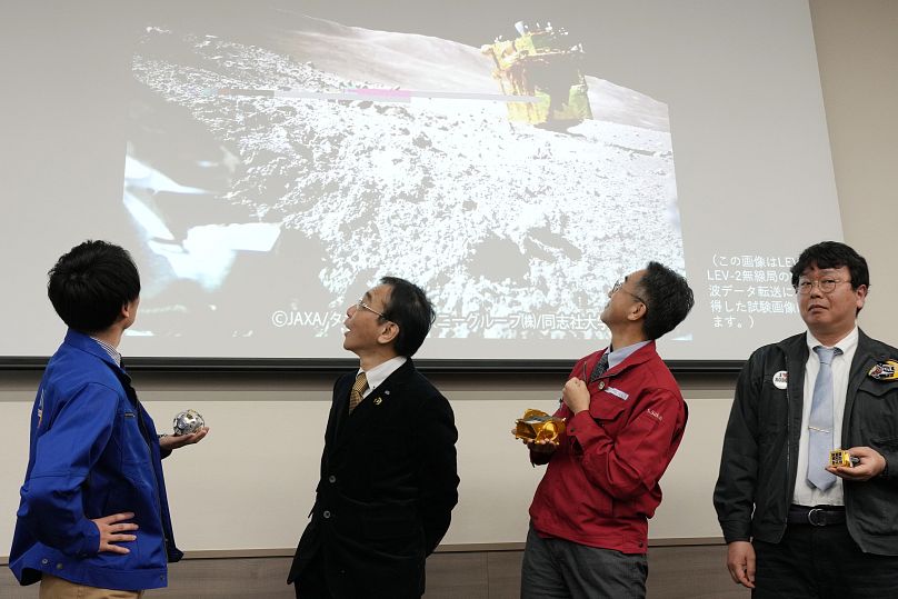 De gauche à droite : Daichi Hirano de JAXA, Hitoshi Kuninaka de l'Institut des sciences spatiales et astronautiques (ISAS), Shinichiro Sakai, chef de projet SLIM, et Masatsugu Otsuki