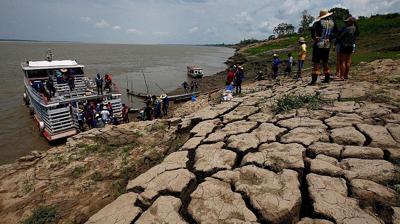 Les résidents d'une communauté riveraine transportent de la nourriture et de l'eau pendant la sécheresse actuelle à Careiro da Varzea, dans l'État d'Amazonas, au Brésil, le 24 octobre 2023.