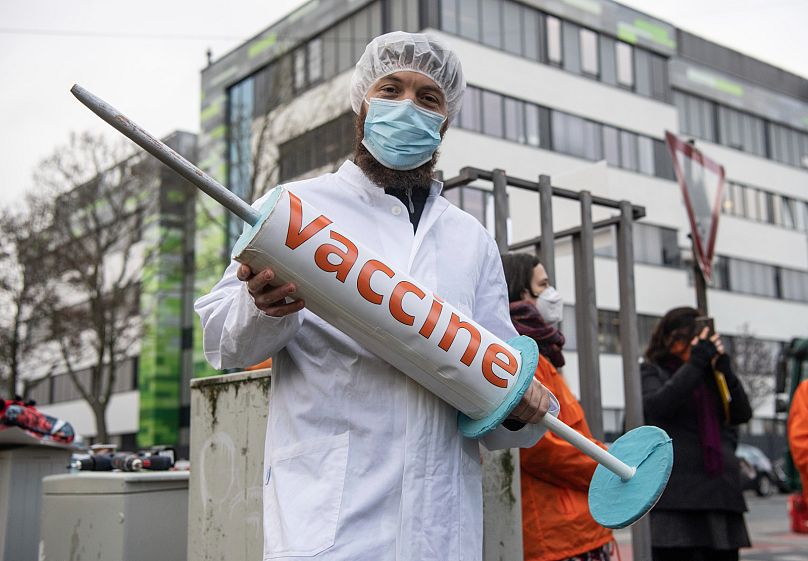 Des militants manifestent pour la libération des brevets sur les vaccins devant le siège de BioNTech à Mayence, en Allemagne, le 13 décembre 2021.