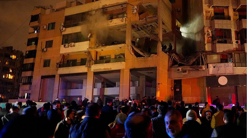 Des gens se rassemblent devant un bâtiment endommagé à la suite d’une explosion massive à Dahiyeh, dans la banlieue sud de Beyrouth, au Liban, le mardi 2 janvier 2024.